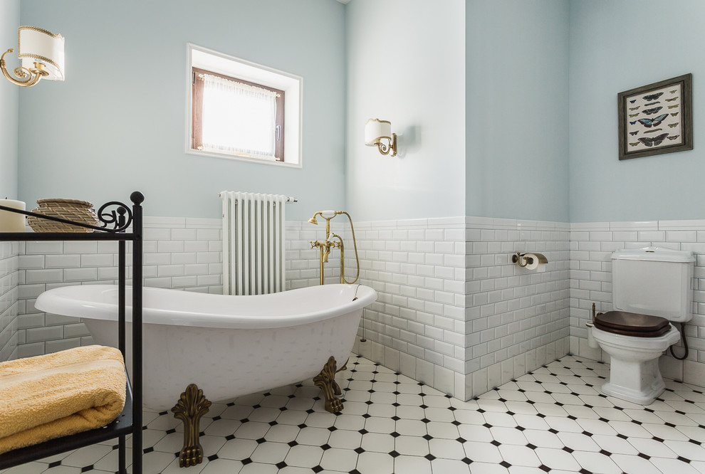 Inspiration pour une salle de bain principale traditionnelle en bois brun de taille moyenne avec une baignoire sur pieds, un carrelage blanc, des carreaux de céramique, un sol en carrelage de céramique, WC séparés, un mur gris, un sol blanc, un lavabo posé, un plan de toilette en quartz, un plan de toilette blanc, un banc de douche, meuble simple vasque, meuble-lavabo sur pied, un plafond à caissons et un placard avec porte à panneau surélevé.