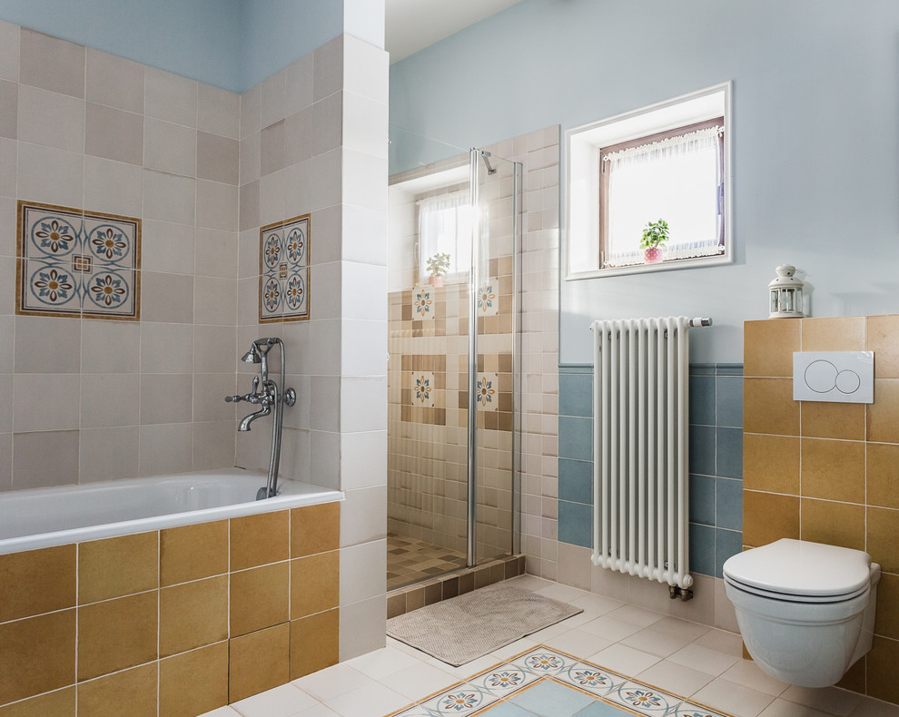 Inspiration för mellanstora klassiska vitt en-suite badrum, med ett badkar i en alkov, en dusch i en alkov, en vägghängd toalettstol, blå kakel, beige kakel, flerfärgad kakel, blå väggar, klinkergolv i keramik, flerfärgat golv, dusch med gångjärnsdörr, keramikplattor, luckor med upphöjd panel, beige skåp, ett nedsänkt handfat och bänkskiva i kvarts