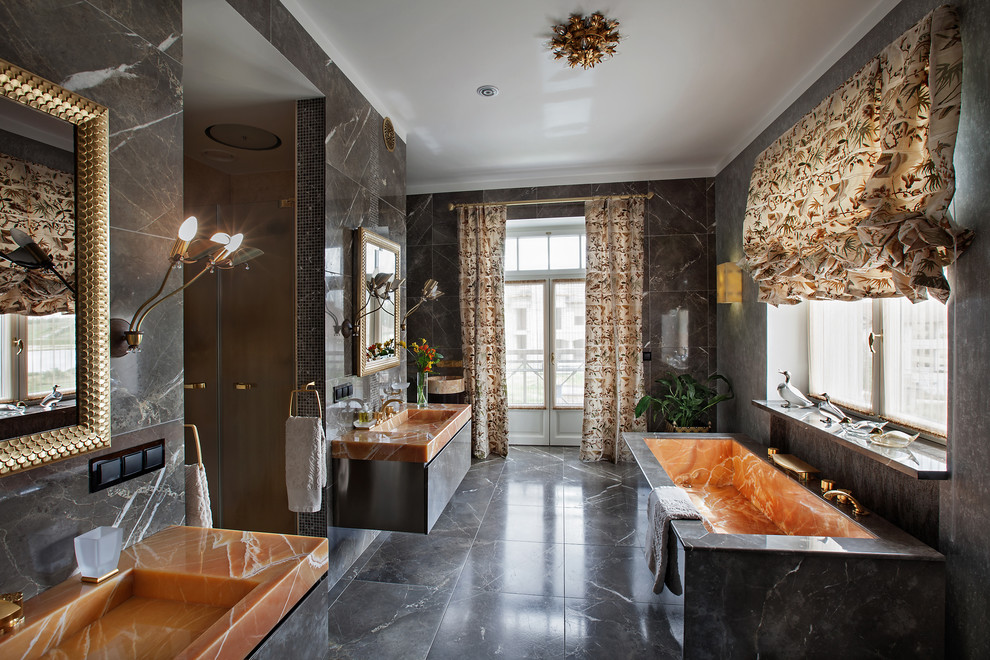Exempel på ett stort eklektiskt en-suite badrum, med släta luckor, marmorgolv, marmorbänkskiva, ett integrerad handfat, bruna skåp, ett fristående badkar, en dusch i en alkov, en vägghängd toalettstol, brun kakel, stenkakel och bruna väggar