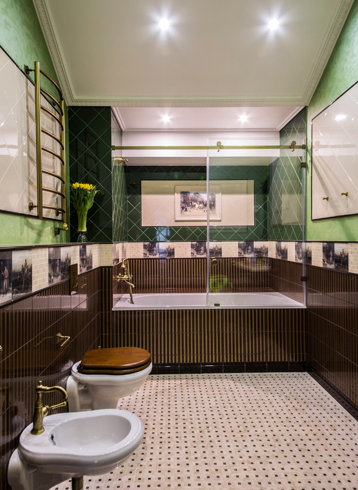 На фото: главная ванная комната в современном стиле с биде, зеленой плиткой, коричневой плиткой и душем с раздвижными дверями