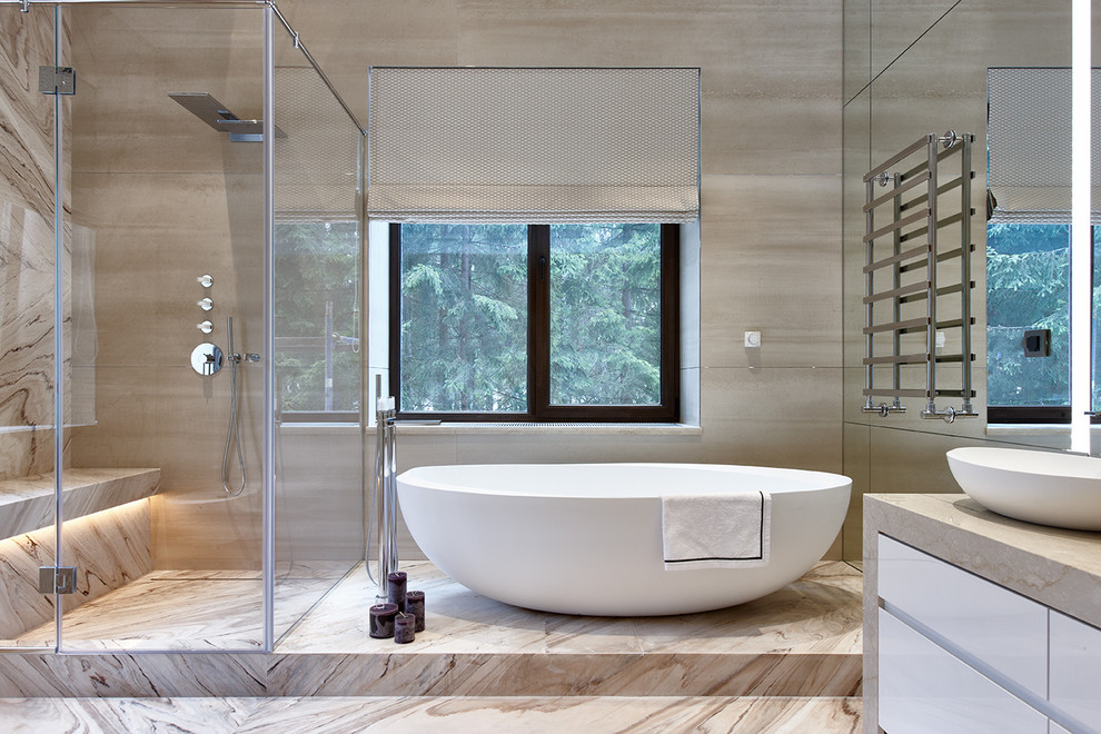 Exemple d'une salle de bain principale tendance avec un placard à porte plane, des portes de placard blanches, une douche d'angle, une vasque, une cabine de douche à porte battante, une baignoire indépendante, un carrelage beige et un sol beige.