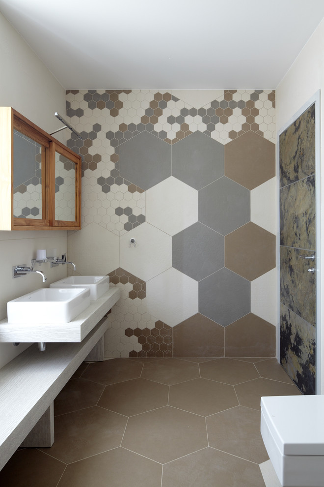 Modelo de cuarto de baño contemporáneo con baldosas y/o azulejos beige, baldosas y/o azulejos blancos, baldosas y/o azulejos marrones y lavabo sobreencimera