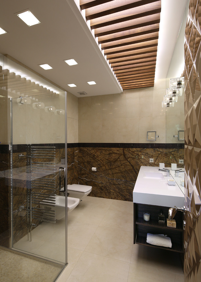 Ispirazione per una stanza da bagno con doccia minimal con lastra di pietra, bidè, piastrelle beige, piastrelle marroni e lavabo integrato