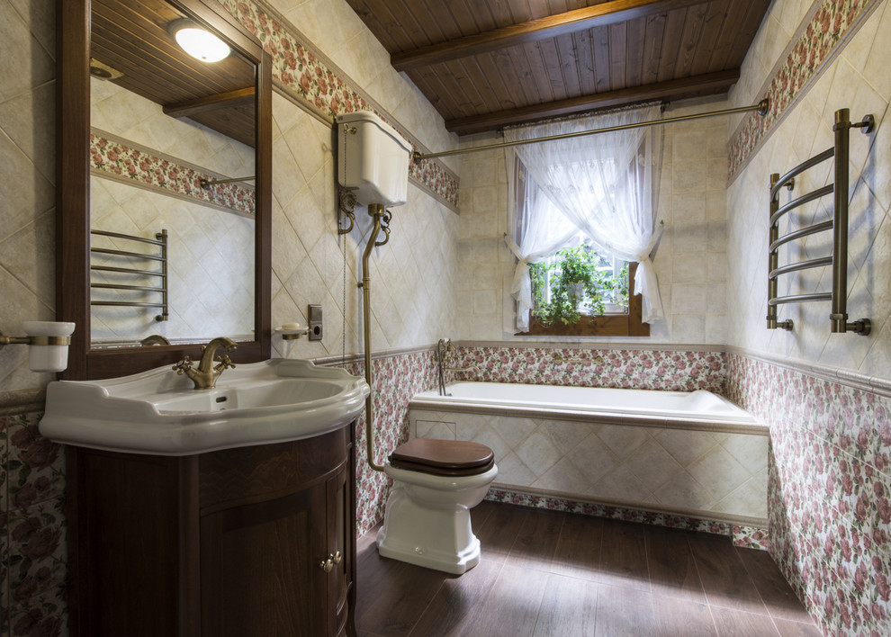 На фото: ванная комната в стиле кантри с раздельным унитазом