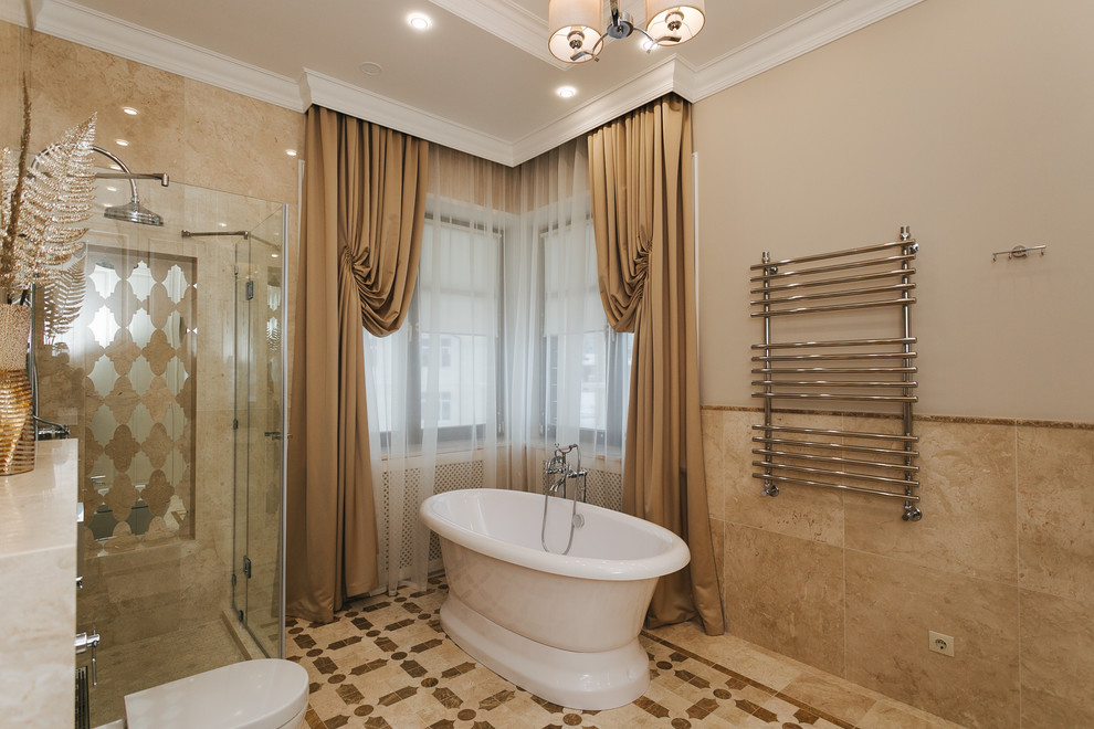 Idéer för att renovera ett mellanstort vintage en-suite badrum, med ett fristående badkar, en hörndusch, beige kakel, marmorkakel, beige väggar, klinkergolv i porslin, beiget golv och dusch med gångjärnsdörr