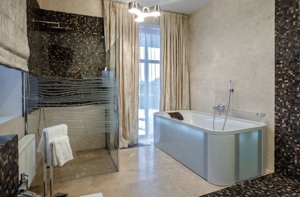 Idée de décoration pour une grande salle d'eau design avec une baignoire indépendante, une douche d'angle, un mur beige, un sol en travertin, un sol beige et une cabine de douche à porte battante.