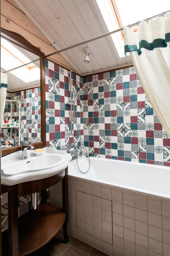 Пример оригинального дизайна: главная ванная комната в деревянном доме в стиле кантри с разноцветной плиткой, бежевыми стенами, накладной раковиной, душем над ванной и темным паркетным полом