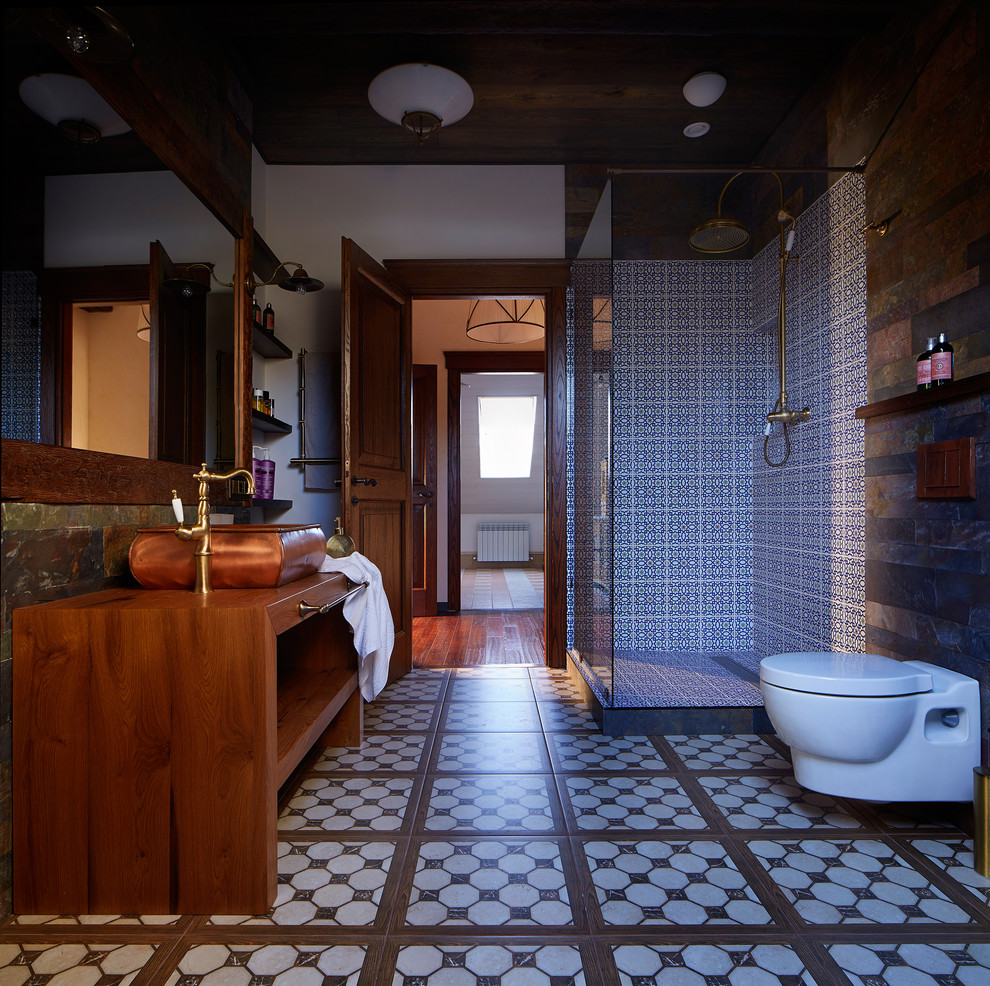 Пример оригинального дизайна: маленькая ванная комната в стиле рустика с темными деревянными фасадами, угловым душем, инсталляцией, бежевой плиткой, разноцветной плиткой, каменной плиткой, коричневыми стенами, душевой кабиной, настольной раковиной, столешницей из дерева, открытыми фасадами и коричневой столешницей для на участке и в саду