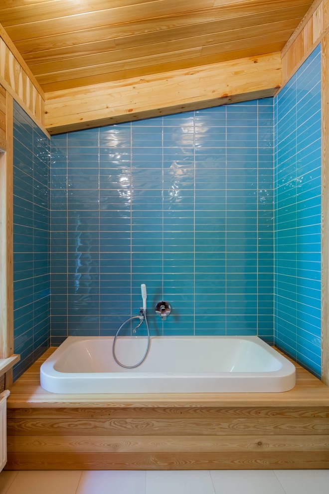 Idéer för mellanstora funkis en-suite badrum, med ett badkar i en alkov, blå kakel och keramikplattor