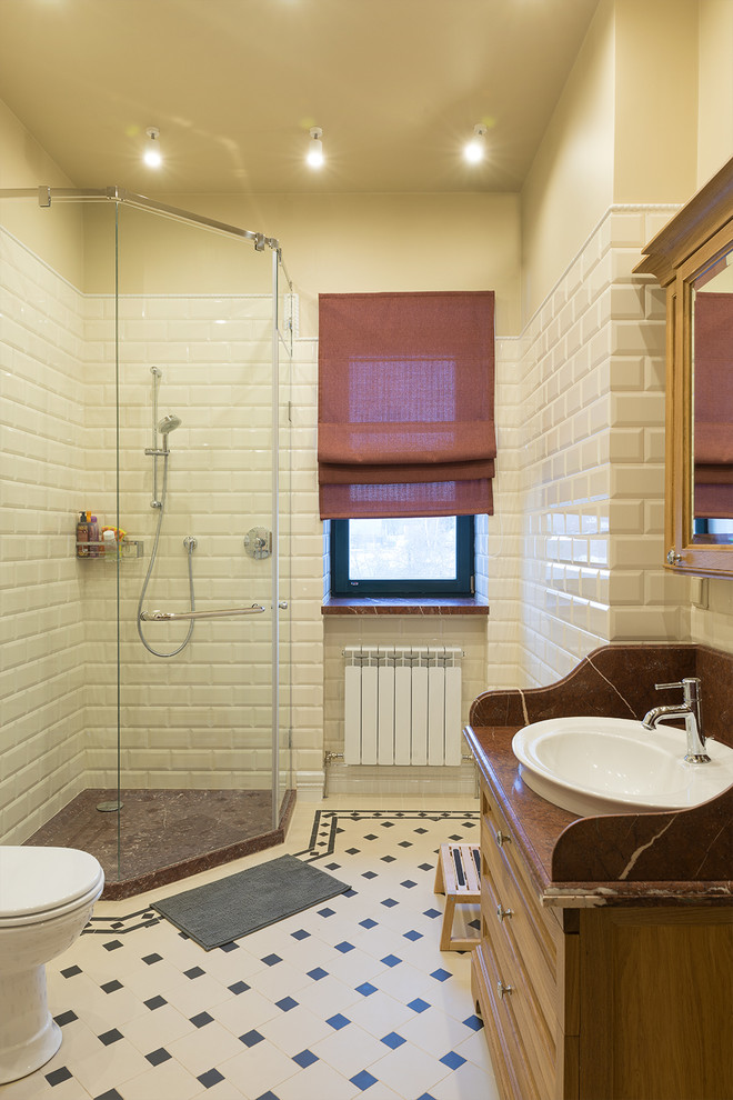 Klassisches Duschbad mit hellbraunen Holzschränken, Eckdusche, weißen Fliesen, Metrofliesen, beiger Wandfarbe und Aufsatzwaschbecken in Moskau