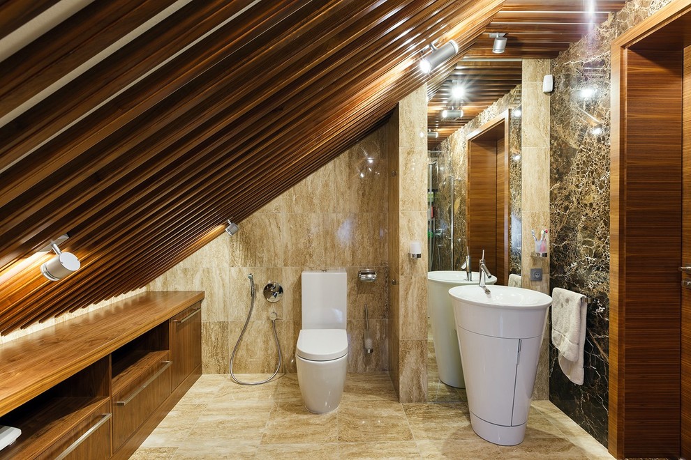 Imagen de cuarto de baño contemporáneo con lavabo con pedestal, armarios con paneles lisos, encimera de madera, baldosas y/o azulejos beige, puertas de armario de madera oscura y sanitario de dos piezas