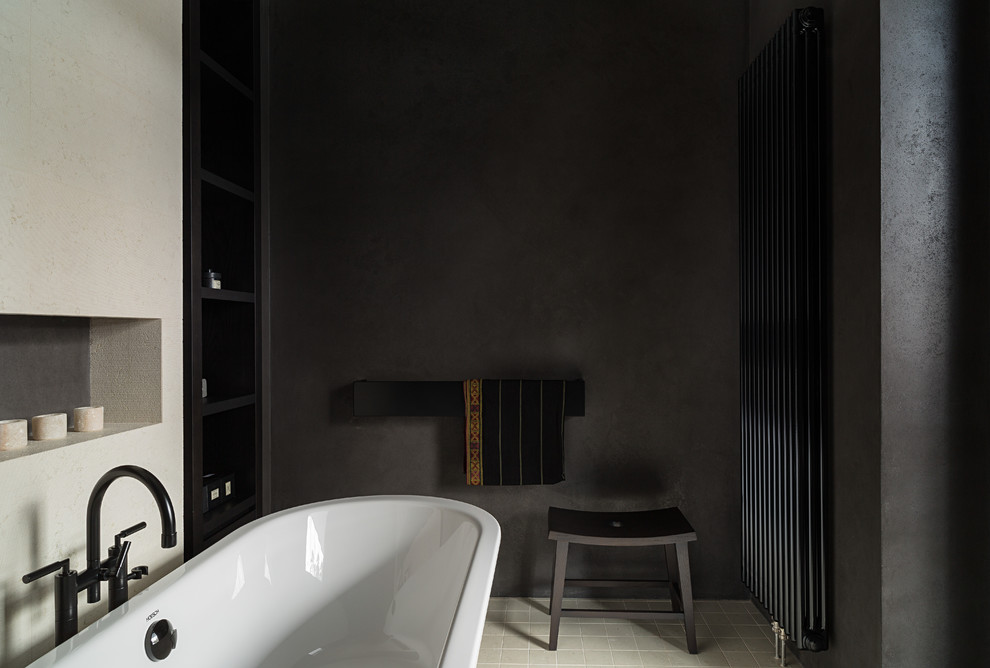 Источник вдохновения для домашнего уюта: ванная комната в современном стиле с отдельно стоящей ванной и коричневыми стенами