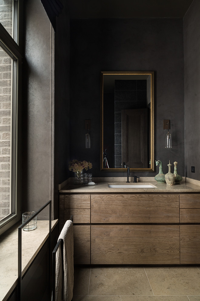Diseño de cuarto de baño actual con armarios con paneles lisos, puertas de armario de madera oscura y lavabo bajoencimera
