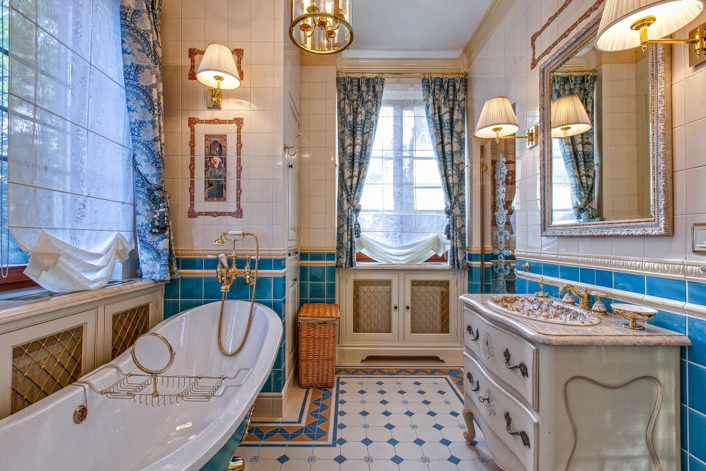 Пример оригинального дизайна: главная ванная комната в классическом стиле с плоскими фасадами, белыми фасадами, накладной раковиной и бежевой столешницей
