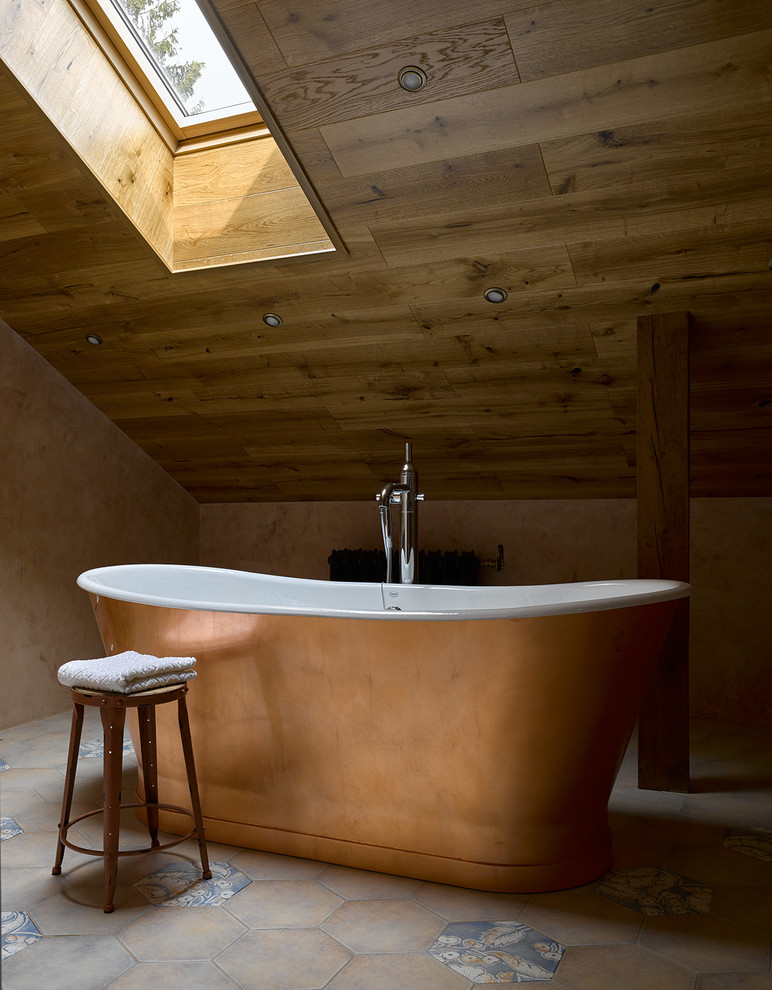 Свежая идея для дизайна: ванная комната в средиземноморском стиле с отдельно стоящей ванной и бежевыми стенами - отличное фото интерьера