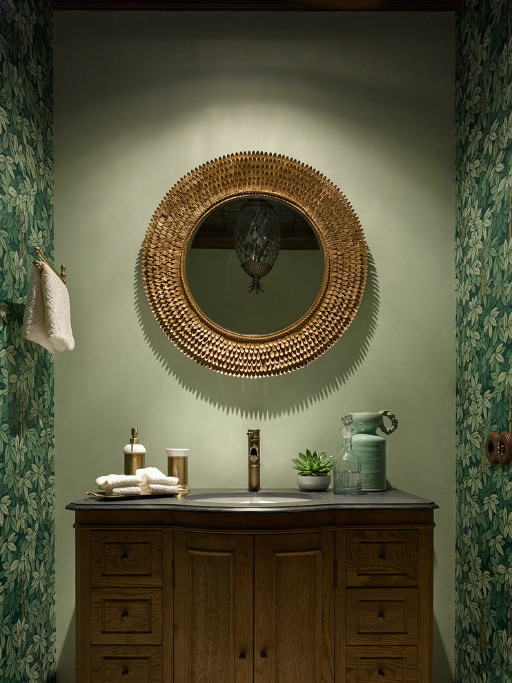 モスクワにあるエクレクティックスタイルのおしゃれな浴室 (中間色木目調キャビネット、緑の壁、アンダーカウンター洗面器) の写真