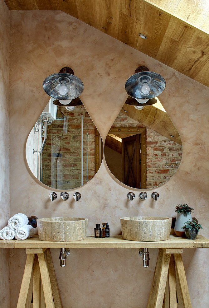 Идея дизайна: ванная комната в средиземноморском стиле с открытыми фасадами, бежевыми стенами и настольной раковиной