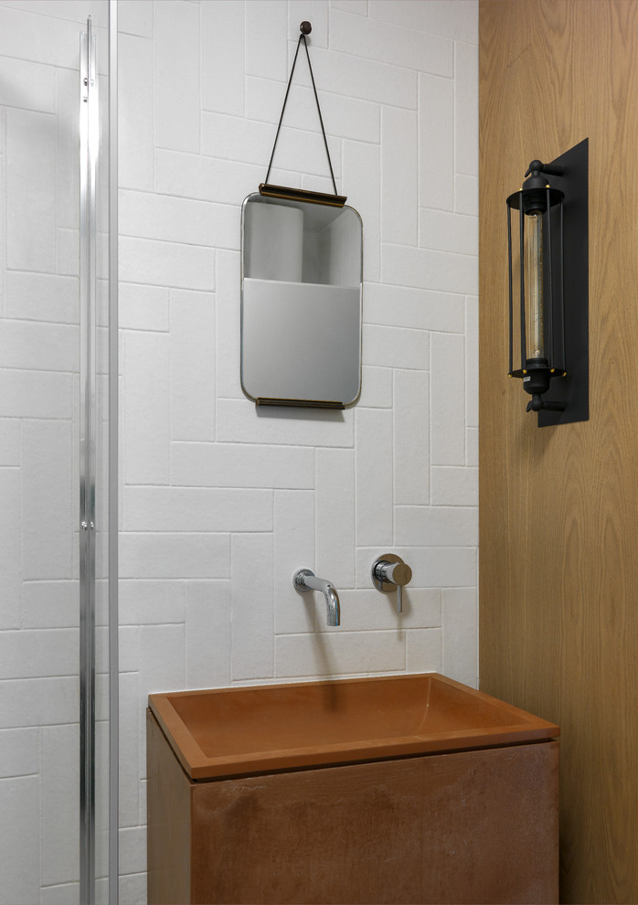 Inspiration pour une salle de bain design avec un placard à porte plane, un carrelage blanc et un lavabo posé.