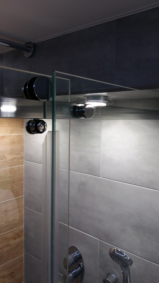 Imagen de cuarto de baño urbano con ducha con puerta corredera