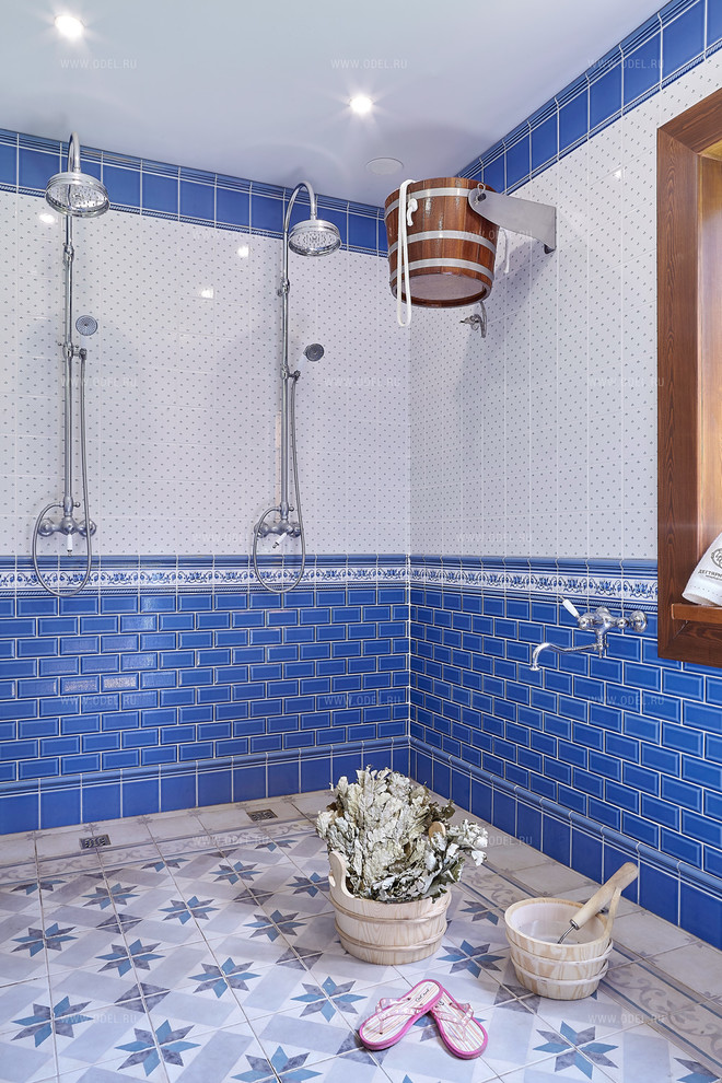 Esempio di una sauna design di medie dimensioni con doccia doppia, pareti blu, pavimento con piastrelle in ceramica, pavimento blu e doccia aperta