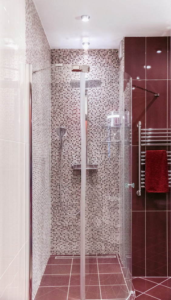 Foto di una stanza da bagno minimal di medie dimensioni con doccia a filo pavimento, piastrelle in ceramica, pavimento con piastrelle in ceramica, piastrelle marroni e pareti marroni