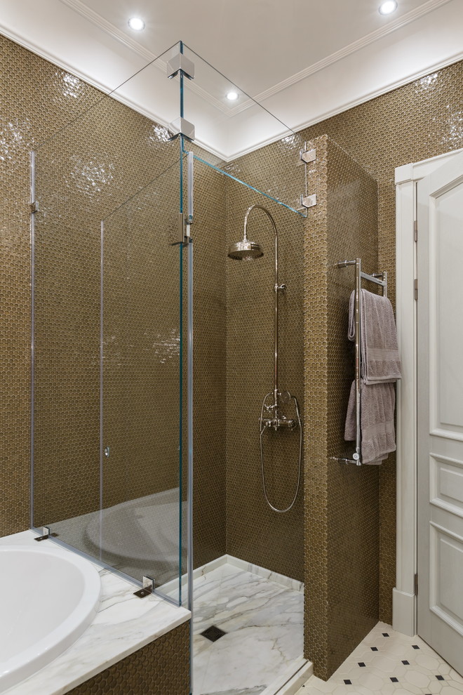 Idées déco pour une salle de bain principale contemporaine avec une baignoire posée, une douche d'angle et un carrelage marron.