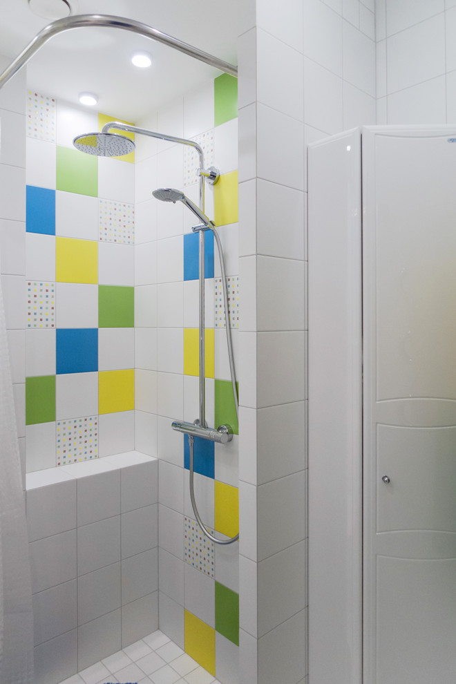 На фото: ванная комната среднего размера в современном стиле с фасадами с декоративным кантом, белыми фасадами, открытым душем, белой плиткой, керамической плиткой, белыми стенами, полом из керамической плитки, белым полом и шторкой для ванной с