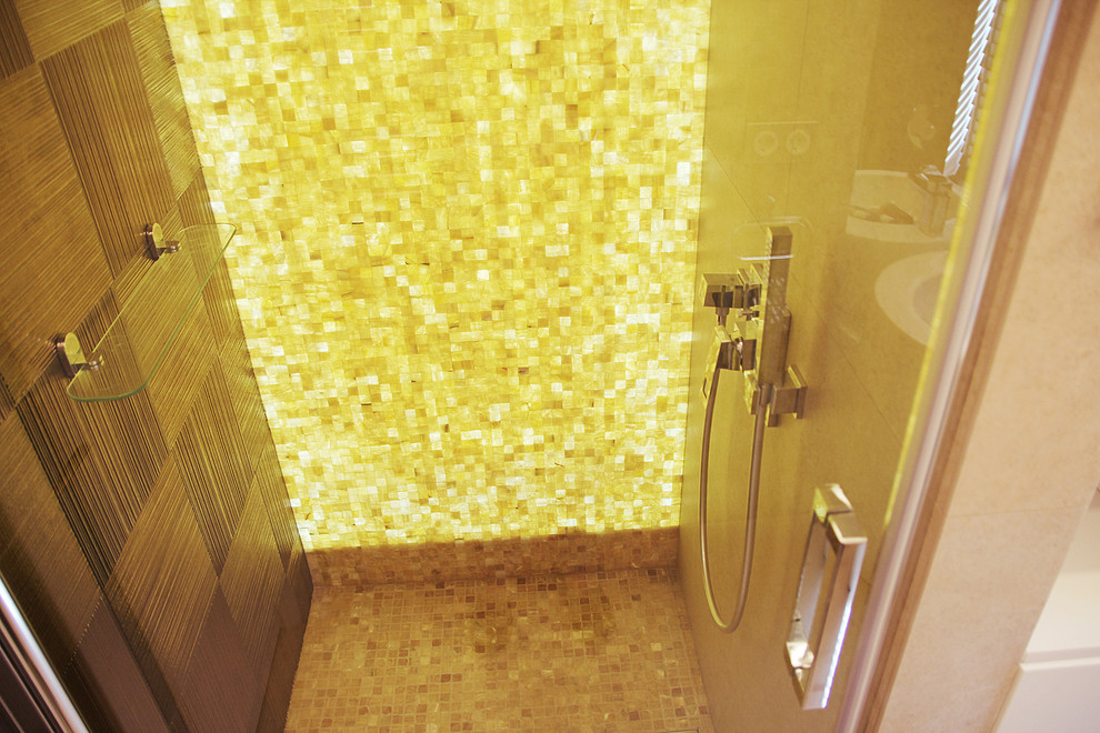 Свежая идея для дизайна: ванная комната в современном стиле с душем в нише, бежевыми стенами, полом из мозаичной плитки и душем с распашными дверями - отличное фото интерьера