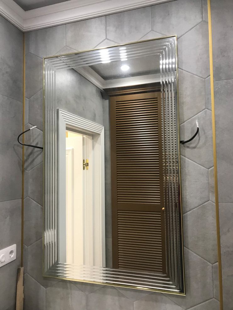 Foto di una stanza da bagno chic con ante bianche, piastrelle grigie, pareti grigie e pavimento beige