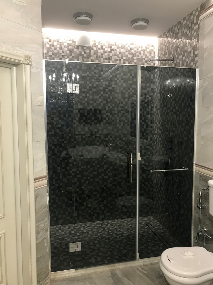 Inredning av ett klassiskt mellanstort badrum med dusch, med luckor med glaspanel, grå skåp, en dusch i en alkov, beige väggar och dusch med gångjärnsdörr