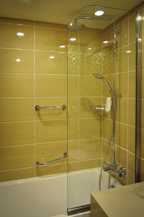 На фото: главная ванная комната среднего размера в современном стиле с бежевыми фасадами, инсталляцией, белой плиткой, керамической плиткой, бежевыми стенами и полом из мозаичной плитки с