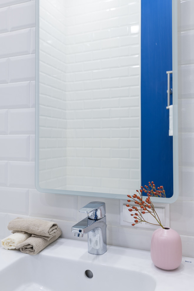 Свежая идея для дизайна: ванная комната в современном стиле с акцентной стеной - отличное фото интерьера