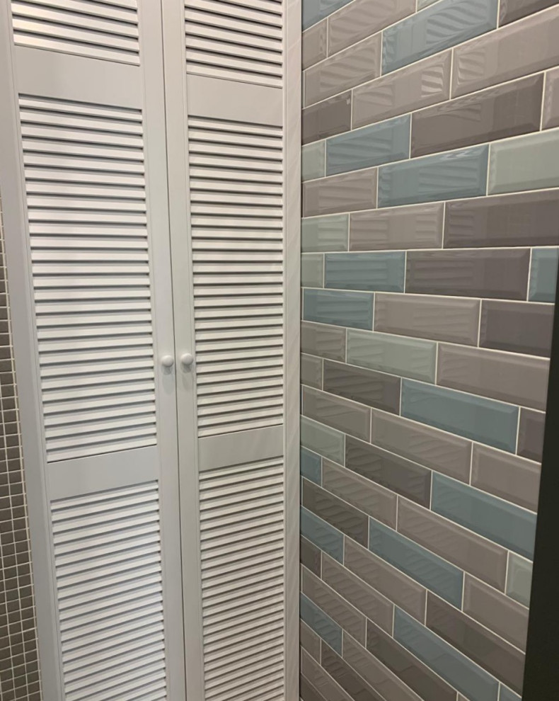 Стильный дизайн: большая главная ванная комната в современном стиле с фасадами с филенкой типа жалюзи, серыми фасадами, разноцветной плиткой и керамической плиткой - последний тренд