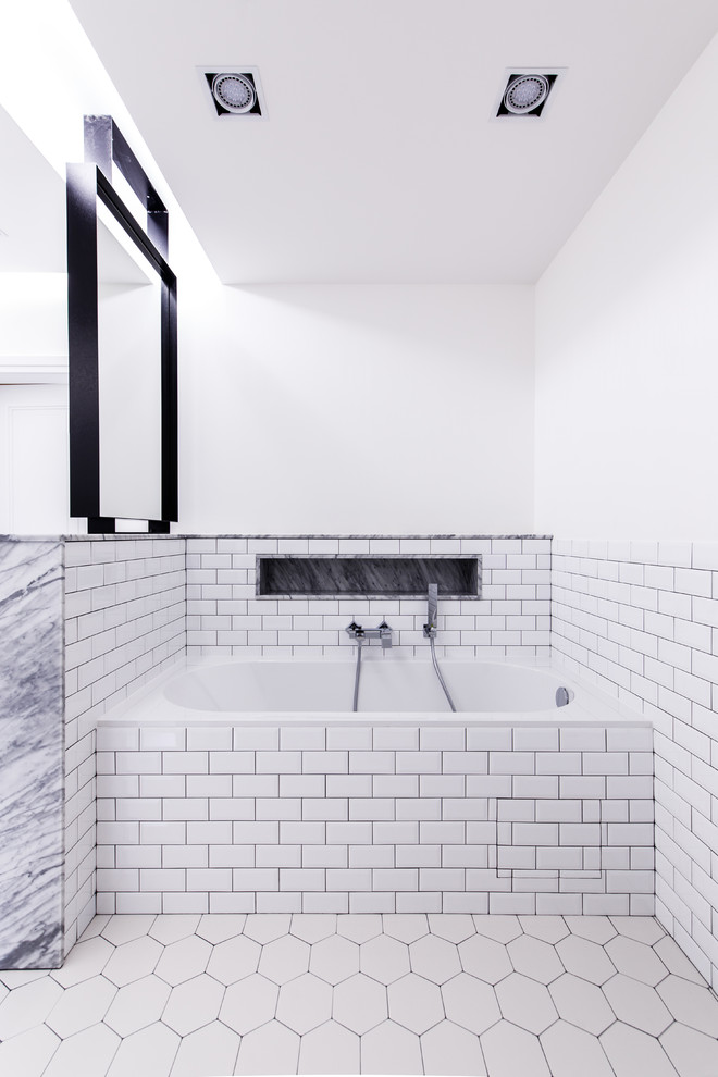 Пример оригинального дизайна: главная ванная комната в современном стиле с душем в нише, белой плиткой, плиткой кабанчик и белым полом
