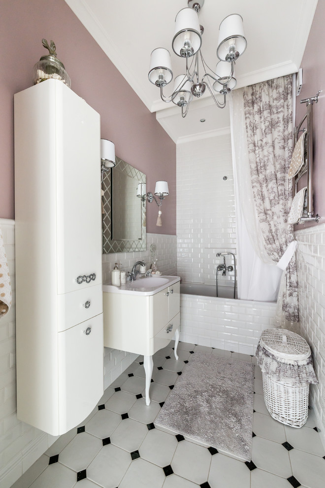 Ispirazione per una stanza da bagno padronale classica con ante lisce, ante bianche, vasca ad alcova, vasca/doccia, piastrelle bianche, piastrelle diamantate, pareti rosa, lavabo a consolle e doccia con tenda