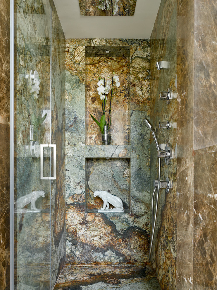 Пример оригинального дизайна: главная ванная комната среднего размера в стиле неоклассика (современная классика) с мраморным полом, бежевым полом, тумбой под одну раковину и напольной тумбой