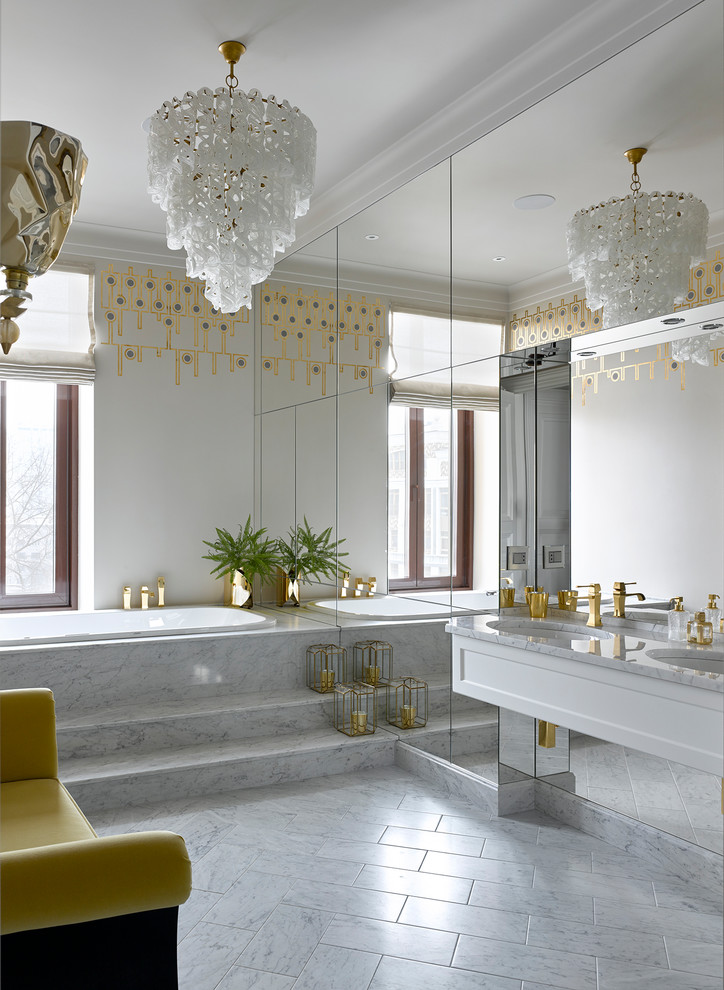 Источник вдохновения для домашнего уюта: главная ванная комната в стиле неоклассика (современная классика) с плоскими фасадами, белыми фасадами, накладной ванной, белыми стенами, мраморным полом, врезной раковиной и серым полом