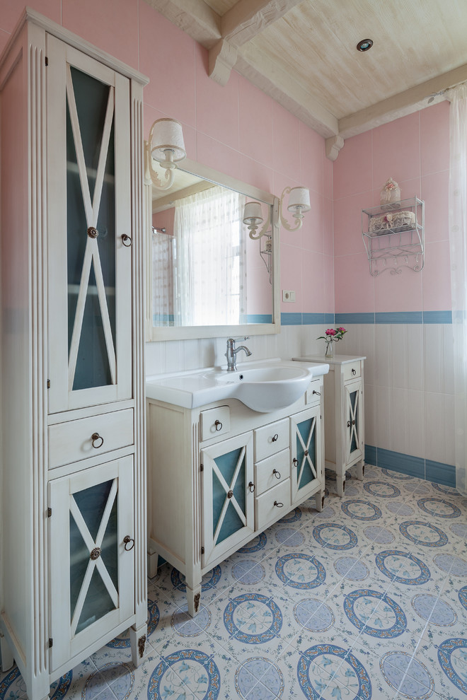 Foto di una stanza da bagno shabby-chic style con lavabo integrato