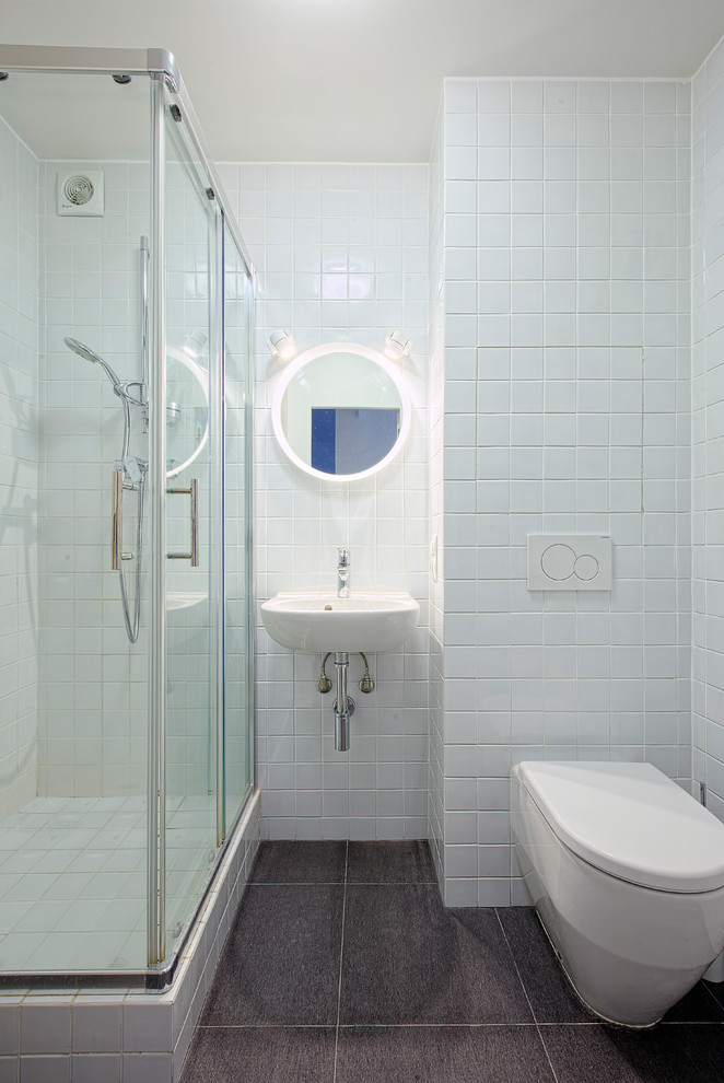 Источник вдохновения для домашнего уюта: маленькая ванная комната в современном стиле с угловым душем, инсталляцией, белой плиткой, плиткой мозаикой, белыми стенами, полом из керамогранита, душевой кабиной, подвесной раковиной, серым полом и душем с раздвижными дверями для на участке и в саду