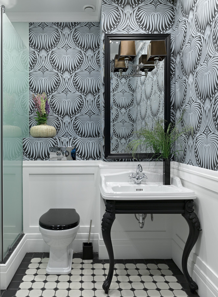 Пример оригинального дизайна: ванная комната в стиле неоклассика (современная классика) с раздельным унитазом, черно-белой плиткой, разноцветными стенами, душевой кабиной, консольной раковиной и разноцветным полом