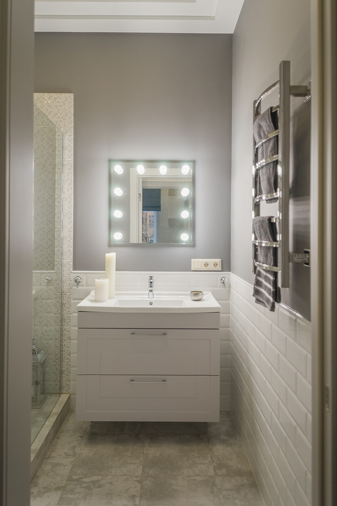 Immagine di una stanza da bagno con doccia chic con ante grigie, doccia ad angolo, piastrelle bianche, piastrelle diamantate, pareti grigie, lavabo integrato e pavimento beige