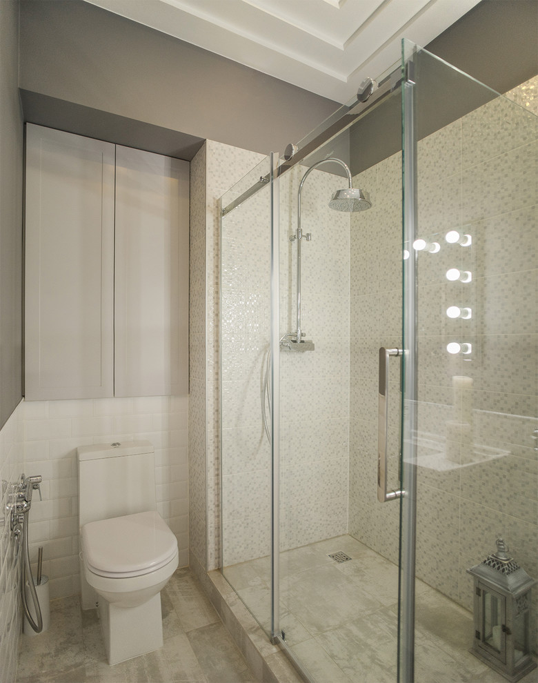 Idéer för att renovera ett vintage badrum med dusch, med en hörndusch, en toalettstol med separat cisternkåpa, vit kakel, mosaik, grå väggar, beiget golv och dusch med gångjärnsdörr