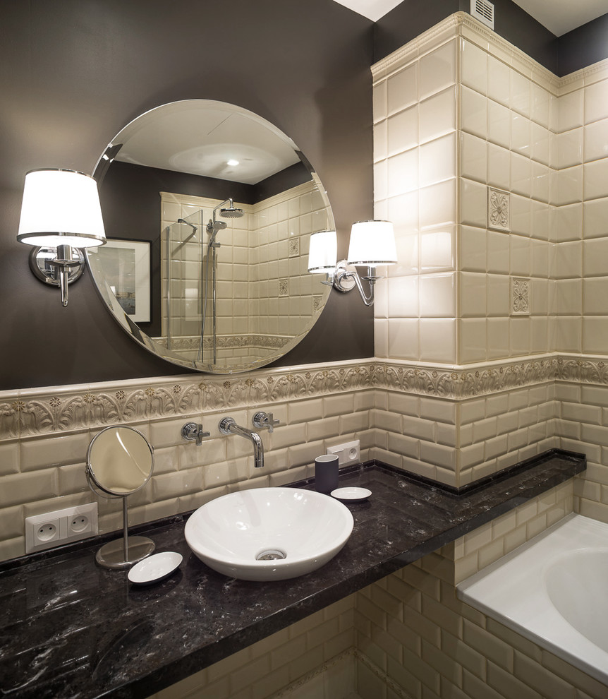Inredning av ett klassiskt en-suite badrum, med öppna hyllor, ett badkar i en alkov, en dusch/badkar-kombination, beige kakel, tunnelbanekakel, grå väggar och ett fristående handfat