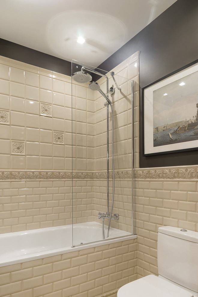 Modelo de cuarto de baño principal tradicional con bañera empotrada, combinación de ducha y bañera, baldosas y/o azulejos beige, baldosas y/o azulejos de cemento y paredes grises