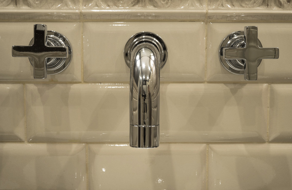 Exempel på ett klassiskt en-suite badrum, med ett badkar i en alkov, en dusch/badkar-kombination, beige kakel, tunnelbanekakel och grå väggar