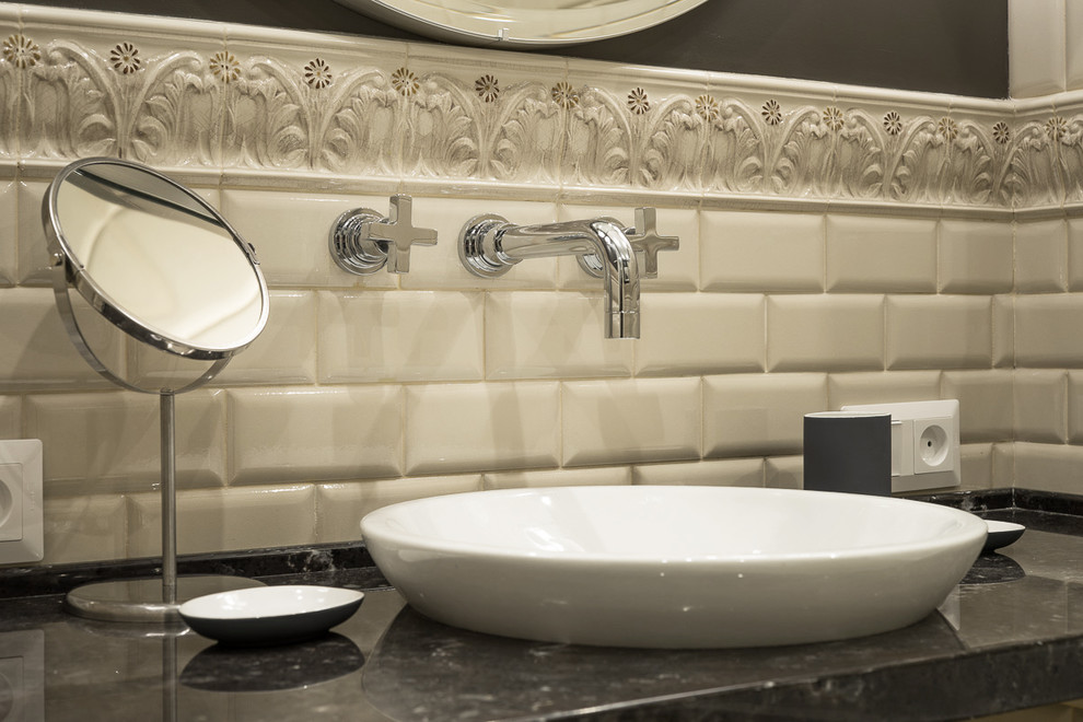 Diseño de cuarto de baño principal tradicional con bañera empotrada, combinación de ducha y bañera, baldosas y/o azulejos beige, baldosas y/o azulejos de cemento y paredes grises