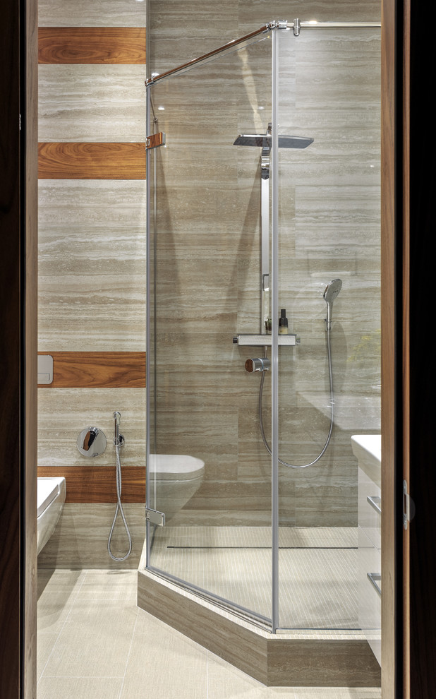 Источник вдохновения для домашнего уюта: ванная комната в современном стиле с угловым душем, инсталляцией, душевой кабиной, бежевым полом и душем с распашными дверями