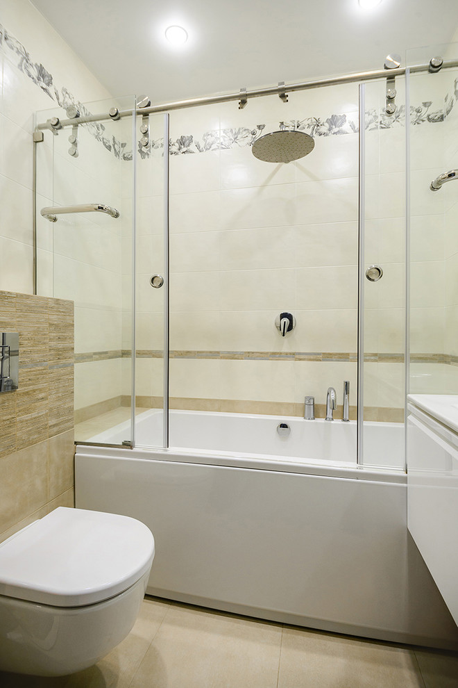 Inspiration pour une petite salle de bain principale traditionnelle avec WC suspendus, un carrelage beige, des carreaux de céramique, un mur beige, un lavabo suspendu et une cabine de douche à porte coulissante.