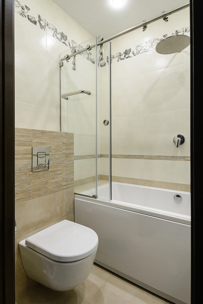 Kleines Klassisches Badezimmer En Suite mit Wandtoilette, beigen Fliesen, Keramikfliesen, beiger Wandfarbe, Wandwaschbecken und Schiebetür-Duschabtrennung in Novosibirsk