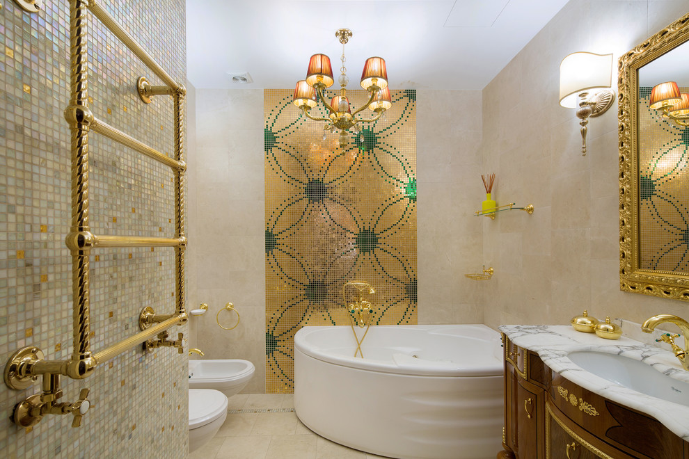 Свежая идея для дизайна: главная ванная комната в классическом стиле с угловой ванной, биде, бежевой плиткой, врезной раковиной и мраморной столешницей - отличное фото интерьера